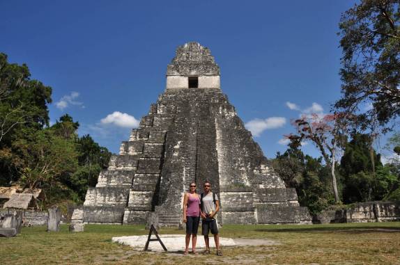 Em frente ao Templo I, o mais famoso de Tikal, na Guatemala